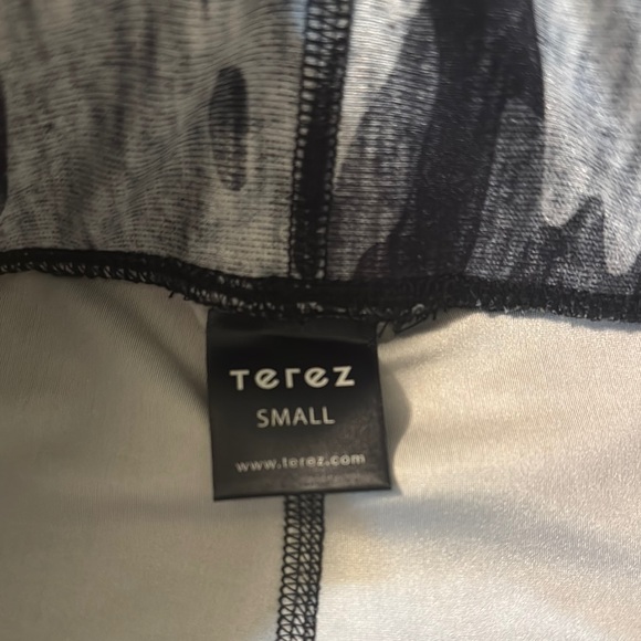 Terez Camouflage Crop Leggings Sz Small Black & Gray - Picture 4 of 5
